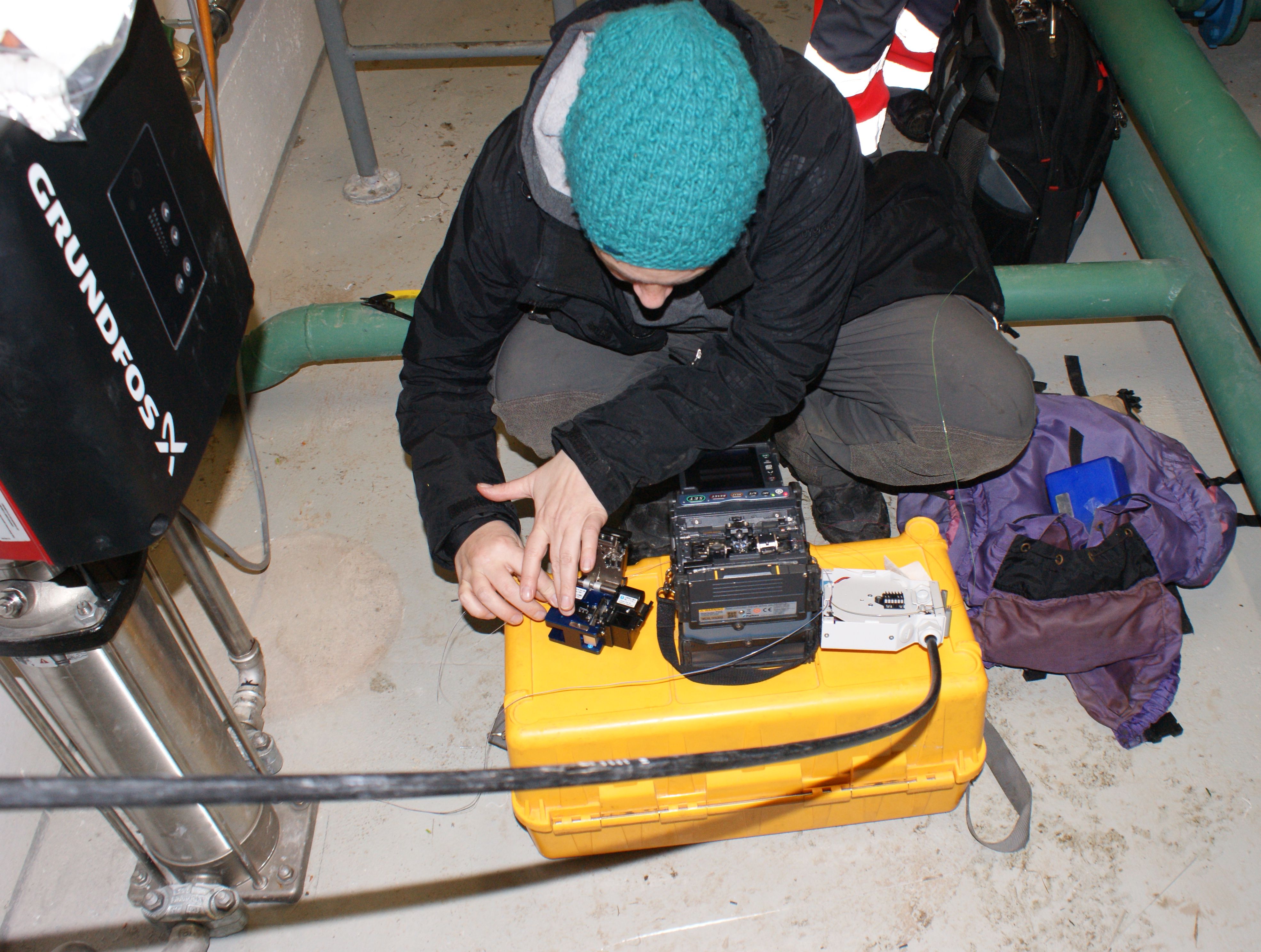 Fujikura fusion splicer used for optical fibre cable installation